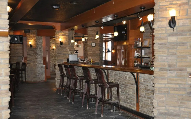 Twin Pine Inn & Suites