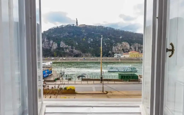 Pelicanstay at Riverside Danube