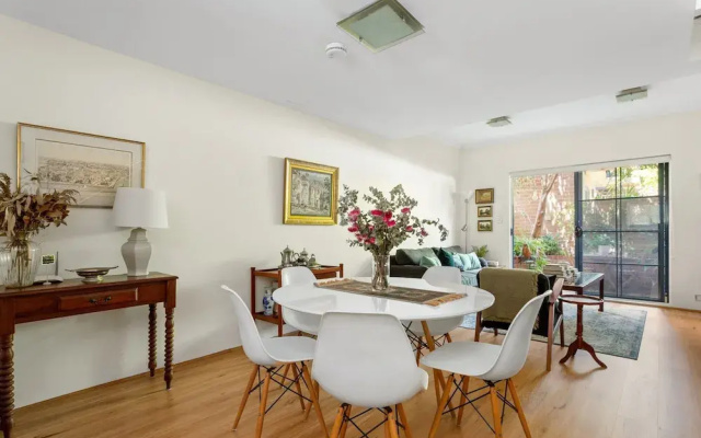 Spacious 2-bed Townhouse With a Lush Courtyard