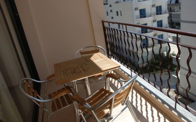 Nikos Hotel and Apartments