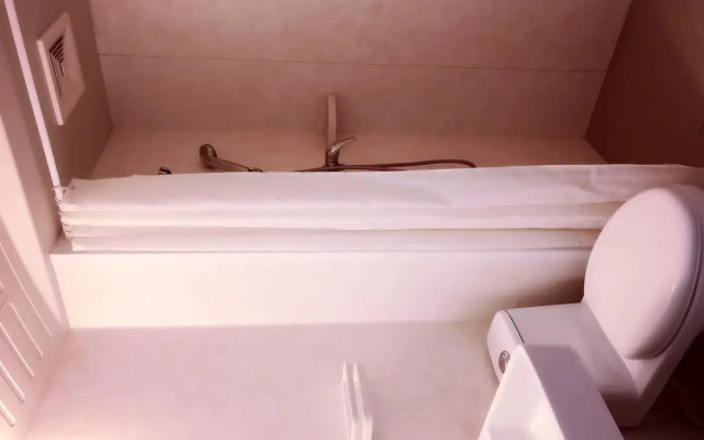 Runjia Qinshang Hotel (Xi'an Air Force Engineering University Changlepo Metro Station)