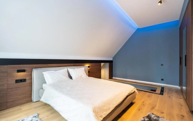 Sunflower- Designer 2R apartment near Piata Unirii with circular terrace