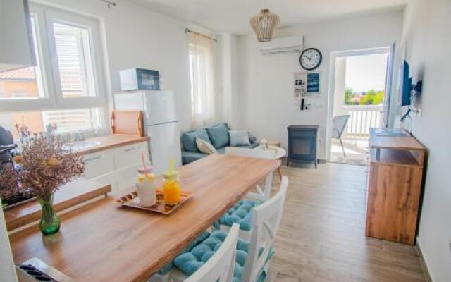 Marina Apartments Vir