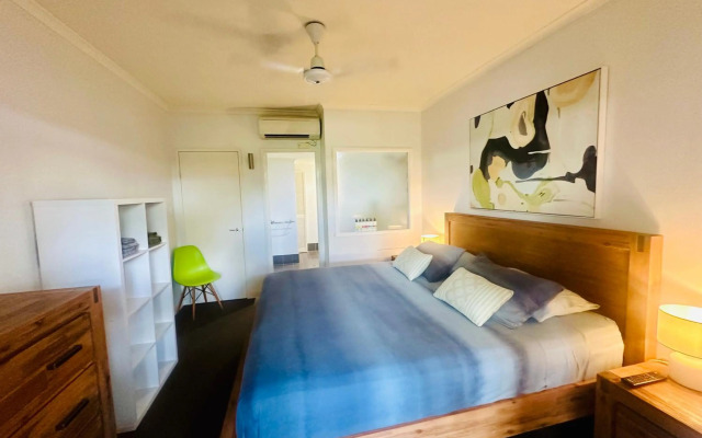 Palm Cove Pool Access Apartment