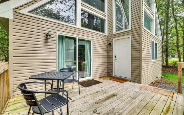 15 Mi to Ski Resort: Home w/ Fire Pit in Tobyhanna