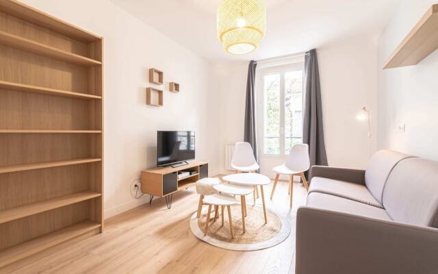 Luminous and design appt close to PARIS