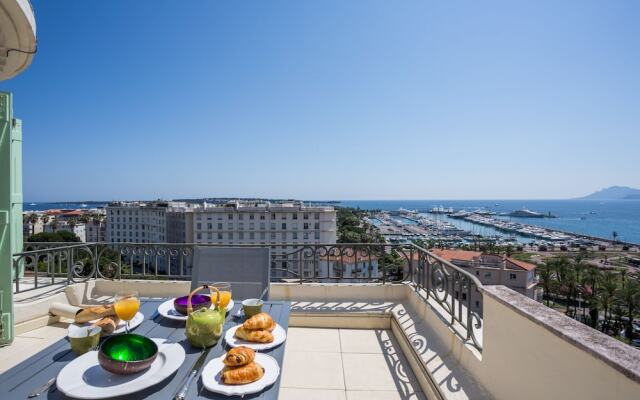 Art Deco Apartment terrace by Weekome