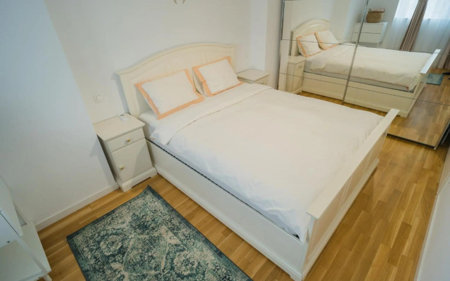 Central 1BR - city view + large balcony + Netflix