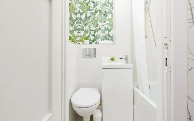 Bright Apartment in Wola by Renters