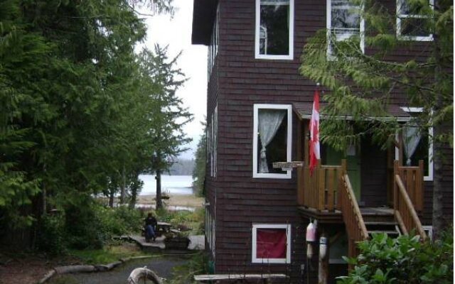 C&N Backpackers - Ucluelet