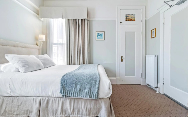 Cornell Hotel de France