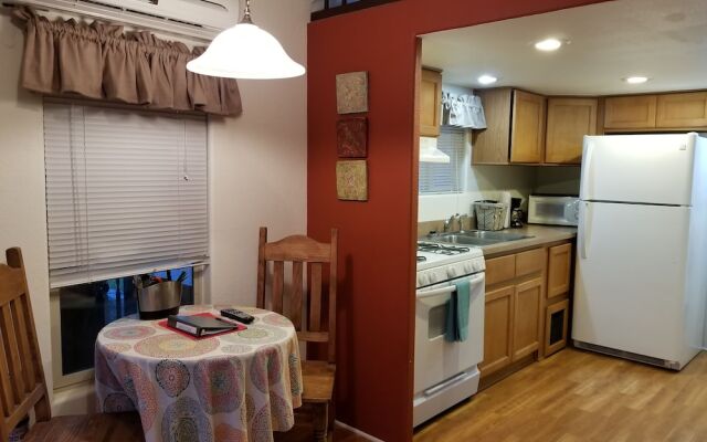 Mendelbaum Winery Guest Cabins