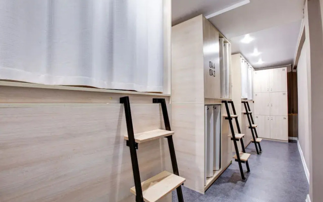 Dad&Cat Capsule Hotel