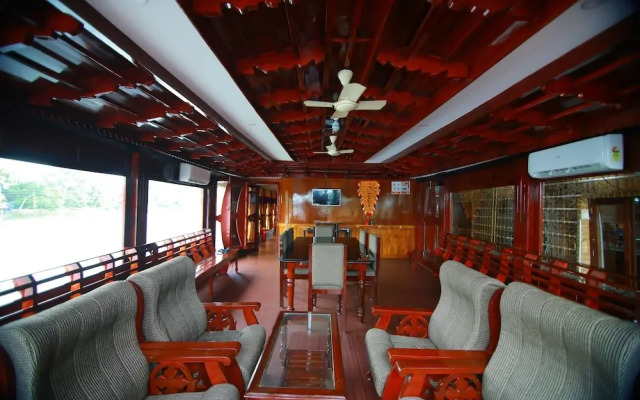 OYO 13525 HouseBoat My Trip Deluxe 3 BHK Private