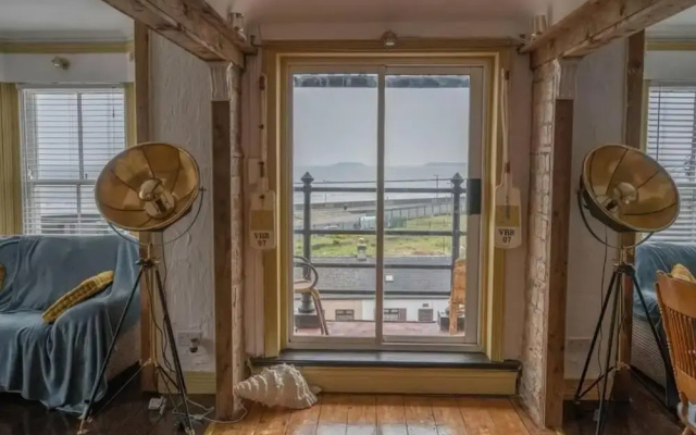 Quirky Apt - Sleeps 6 - Coastal Area - Parking