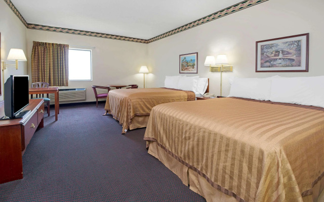 Travelodge by Wyndham St. Louis