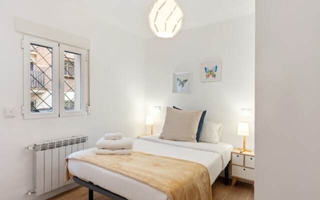 Bright & Modern Two Bed Apartment in Madrid