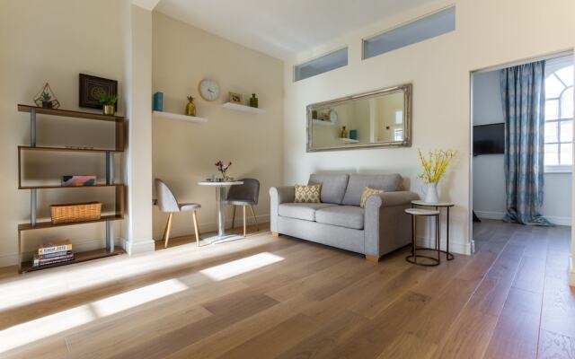 Modern 1BR Top Floor Apartment In Paddington
