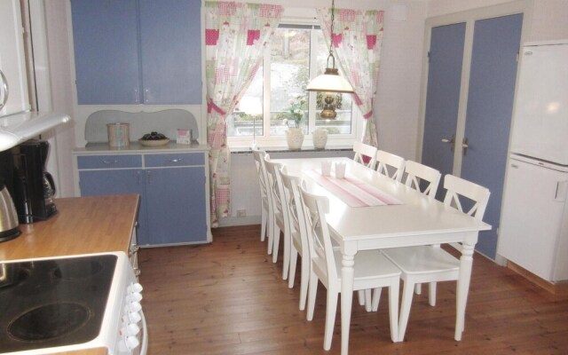 Beautiful Apartment in Kungshamn With 3 Bedrooms and Wifi
