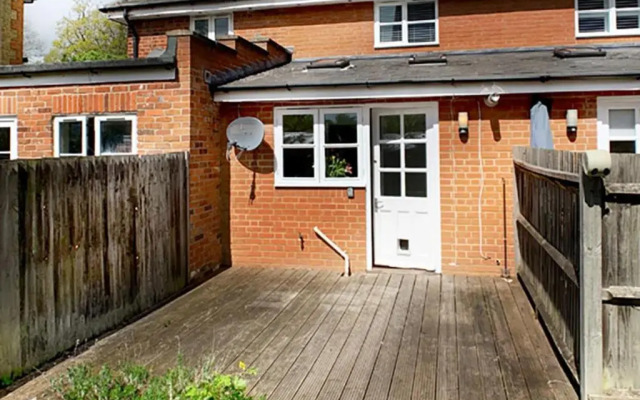 Ascot - Immaculate 2 bed House with parking
