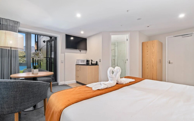Lovely 2 Bedroom Apartment With Indoor Fireplace