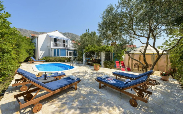 Villa Piano - Four Bedroom Villa With Terrace and Swimming Pool
