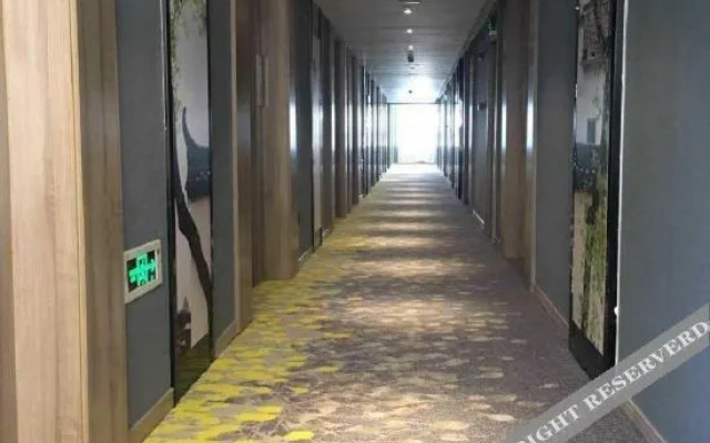 Super 8 Collection Hotel (Fuyang Wuyue Plaza)