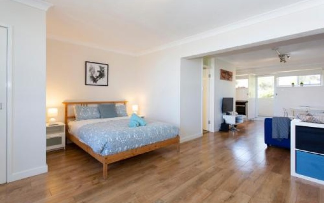 Studio 204 with harbour, ocean and sunset views from the balcony – Guest Rooms – Perth