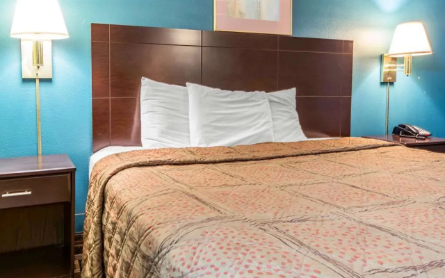 Econo Lodge Inn & Suites I-65