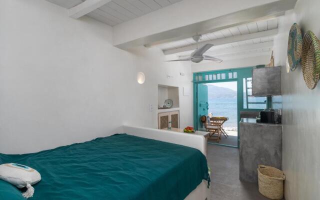 Turquoise Boathouse in Klima I