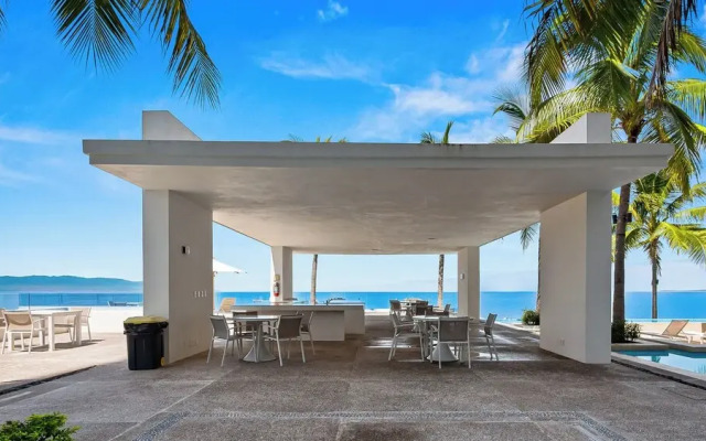 Oceanfront 1BR with Balcony & Pool