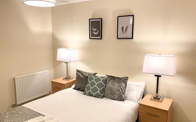 Superior Two-Bed Apartment with Free Parking, CV1 Coventry
