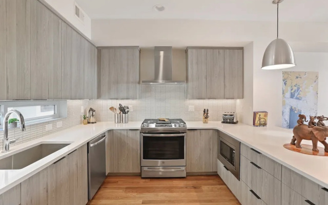 Modern Condo with Stunning Mtn Views