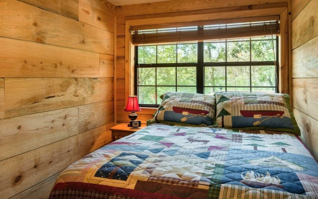 Bear Hollow Cabin With Hot Tub Minutes Away From Beavers Bend State Park and Broken Bow Lake by Redawning