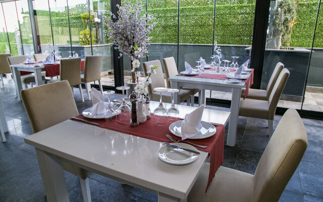 Mayi Hotel