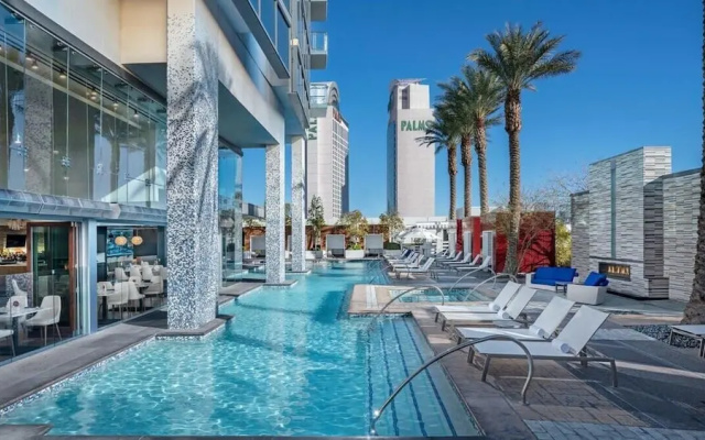 Luxurious Studio Balcony Access 26319