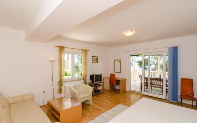 Apartments Plavac Mali