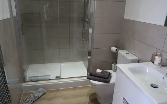 Cosy Apartment in Old Trafford With Parking Space