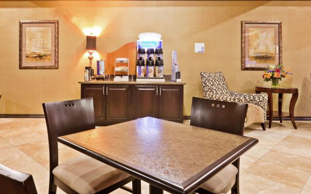 Holiday Inn Express Hotel & Suites Clovis by IHG