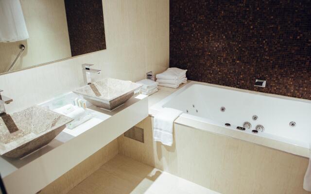 Holiday Inn Warwick Farm by IHG