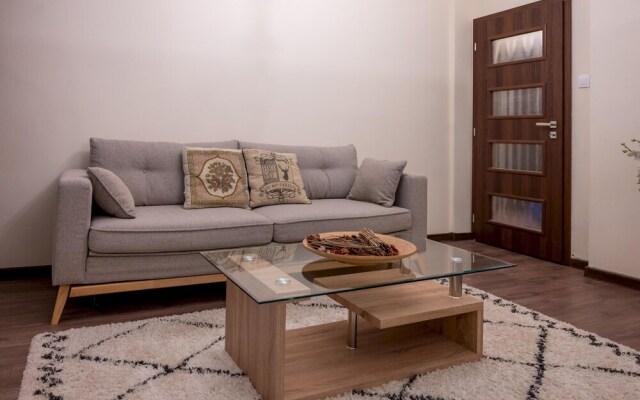 Design 1bdr Apartment in Top Center - Free Parking