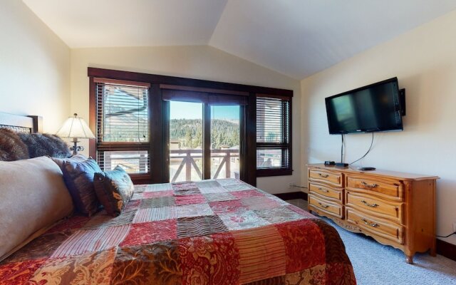 Juniper Crest 7 Private Hot Tub, 2 Car Garage, BBQ, Walk to the Lifts and Mountain Views by RedAwning