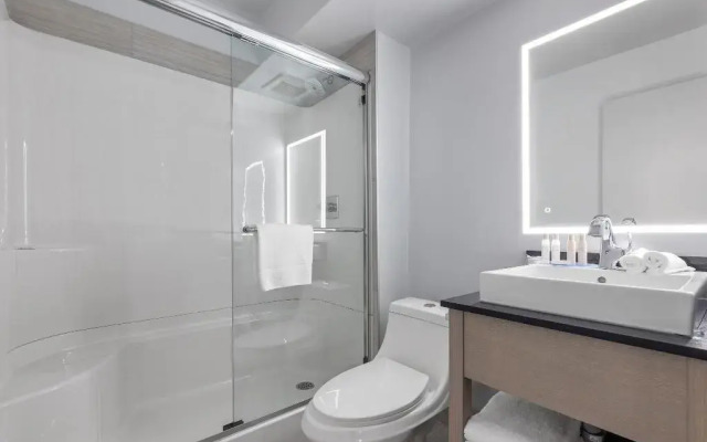 Emerald Hotel & Suites