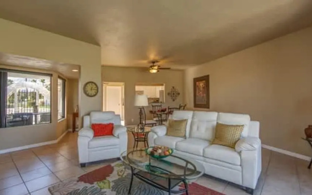 Stylish Condo With Golf Course Views