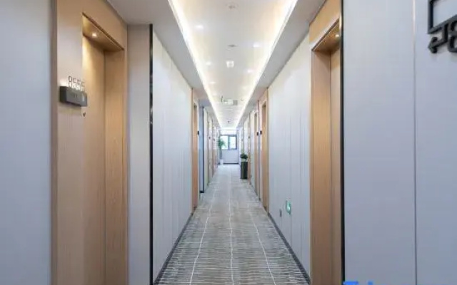 Super 8 Hotel (Beijing Chongwenmen Tongren Hospital)