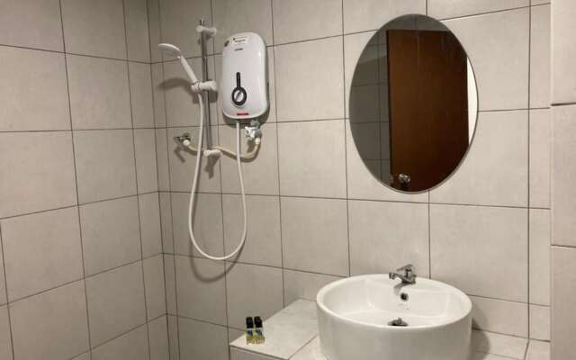 Cafe & Capital O 90756 Cara Hulu Hotel