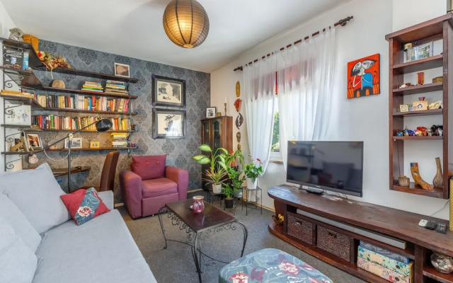 Cozy Home With Private Garden