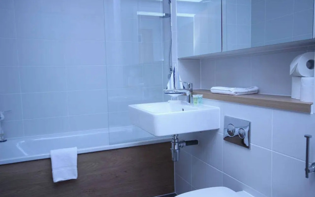 2BR Apartment - Sleeps 4 - Free Parking - Reading