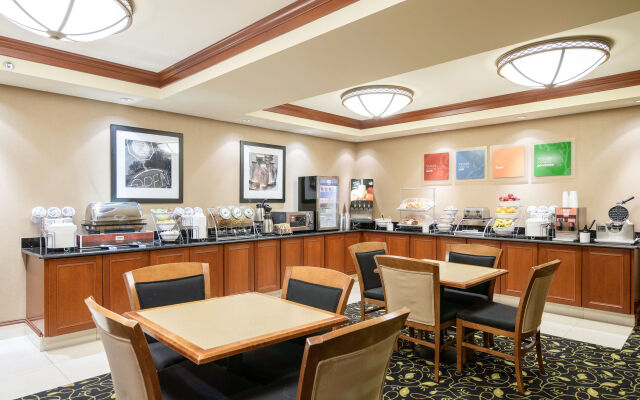 Comfort Inn & Suites Newark - Wilmington