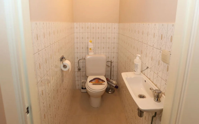 Spacious Coastal Retreat